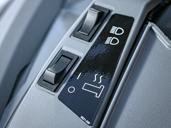 Headlight, Handwarmers, Thumb warmer and Engine Reverse are all operated via dash mounted switches